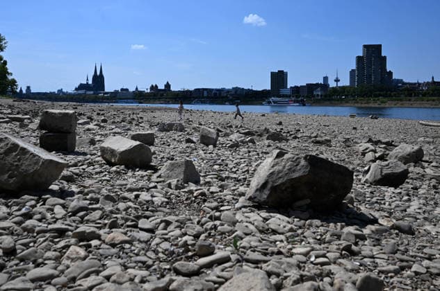 02.08.2026, xophax, öffentliches Leben, Köln, Rheinufer, Kölner Dom. Niedrigwasser. Rhein von Köln Mühlheim Rheinpark. Rheinpegel in Köln erreicht Tiefstand. Köln