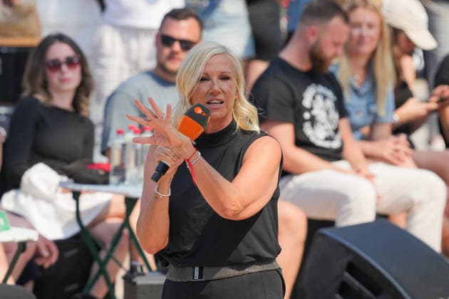 ZDF-Fernsehgarten 2026. Andrea (Kiwi) Kiewel im ZDF Fernsehgarten mit dem Motto Rock im Garten am 02.08.2026 in Mainz. Mainz ZDF Fernsehgarten Rheinland-Pfalz