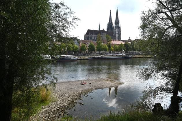 Niedrigwasser der Donau in Regensburg, Bayern. Die Donau führt an mehreren Stellen so wenig Wasser wie nie seit Beginn der Aufzeichnungen. Die Folgen sind weitreichend. Der Fluss hat einen rekordniedrigen Wasserstand erreicht. An der Messstelle im bayerischen Pfelling liegt der Pegel nach Daten von Elwis, dem Informationssystem der Wasserstrassen- und Schifffahrtsverwaltung, bei 216 Zentimetern. Er unterschreitet damit den bisherigen Tiefstwert von 221 Zentimetern aus dem August 2022. Während das Niedrigwasser weiter flussabwärts die Wirtschaft lahmlegt, trifft es in Deutschland vor allem die Flusskreuzfahrt.