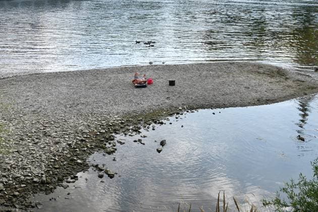 Niedrigwasser der Donau in Regensburg, Bayern. Die Donau führt an mehreren Stellen so wenig Wasser wie nie seit Beginn der Aufzeichnungen. Die Folgen sind weitreichend. Der Fluss hat einen rekordniedrigen Wasserstand erreicht. An der Messstelle im bayerischen Pfelling liegt der Pegel nach Daten von Elwis, dem Informationssystem der Wasserstrassen- und Schifffahrtsverwaltung, bei 216 Zentimetern. Er unterschreitet damit den bisherigen Tiefstwert von 221 Zentimetern aus dem August 2022. Während das Niedrigwasser weiter flussabwärts die Wirtschaft lahmlegt, trifft es in Deutschland vor allem die Flusskreuzfahrt.