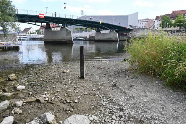 Niedrigwasser der Donau in Regensburg, Bayern. Die Donau führt an mehreren Stellen so wenig Wasser wie nie seit Beginn der Aufzeichnungen. Die Folgen sind weitreichend. Der Fluss hat einen rekordniedrigen Wasserstand erreicht. An der Messstelle im bayerischen Pfelling liegt der Pegel nach Daten von Elwis, dem Informationssystem der Wasserstrassen- und Schifffahrtsverwaltung, bei 216 Zentimetern. Er unterschreitet damit den bisherigen Tiefstwert von 221 Zentimetern aus dem August 2022. Während das Niedrigwasser weiter flussabwärts die Wirtschaft lahmlegt, trifft es in Deutschland vor allem die Flusskreuzfahrt.