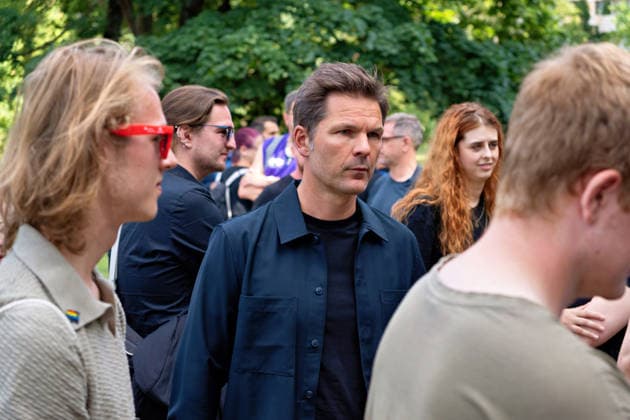 Berlin, 2. August 2026: Zur Mahnwache nach dem CSD-Terroranschlag vom Samstag, 25. Juli 2026, im Tiergarten sind am heutigen Sonntag mehrere Tausend Menschen gekommen. In der Nähe des Anschlagsorts versammelten sie sich, um der Opfer zu gedenken. Unter den Teilnehmenden waren auch Berlins Regierender Bürgermeister Kai Wegner (CDU) sowie Sozialsenatorin Cansel Kiziltepe (SPD).Steffen Krach(SPD) u.a