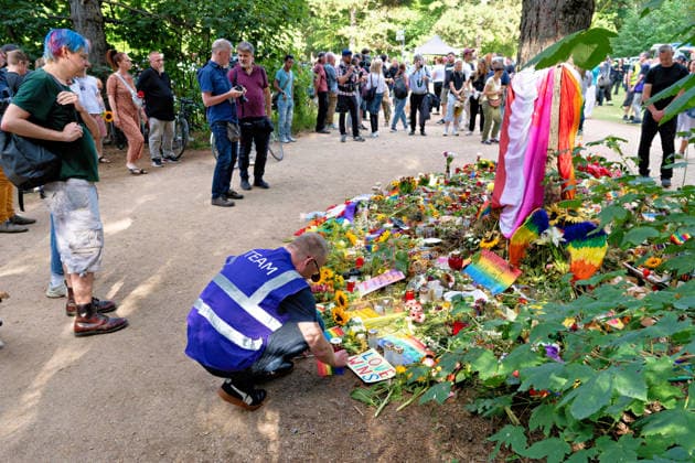 Berlin, 2. August 2026: Zur Mahnwache nach dem CSD-Terroranschlag vom Samstag, 25. Juli 2026, im Tiergarten sind am heutigen Sonntag mehrere Tausend Menschen gekommen. In der Nähe des Anschlagsorts versammelten sie sich, um der Opfer zu gedenken. Unter den Teilnehmenden waren auch Berlins Regierender Bürgermeister Kai Wegner (CDU) sowie Sozialsenatorin Cansel Kiziltepe (SPD).Steffen Krach(SPD) u.a