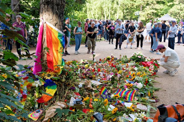 News Bilder des Tages Berlin, 2. August 2026: Zur Mahnwache nach dem CSD-Terroranschlag vom Samstag, 25. Juli 2026, im Tiergarten sind am heutigen Sonntag mehrere Tausend Menschen gekommen. In der Nähe des Anschlagsorts versammelten sie sich, um der Opfer zu gedenken. Unter den Teilnehmenden waren auch Berlins Regierender Bürgermeister Kai Wegner (CDU) sowie Sozialsenatorin Cansel Kiziltepe (SPD).Steffen Krach(SPD) u.a