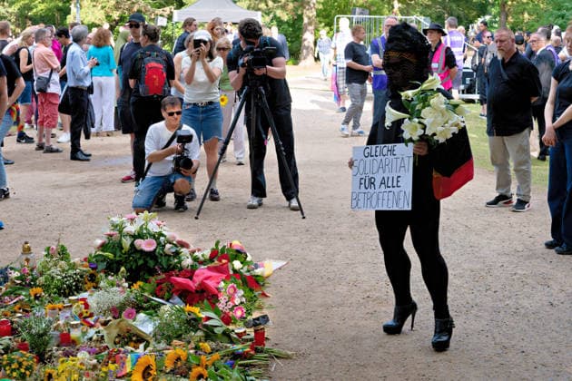 Berlin, 2. August 2026: Zur Mahnwache nach dem CSD-Terroranschlag vom Samstag, 25. Juli 2026, im Tiergarten sind am heutigen Sonntag mehrere Tausend Menschen gekommen. In der Nähe des Anschlagsorts versammelten sie sich, um der Opfer zu gedenken. Unter den Teilnehmenden waren auch Berlins Regierender Bürgermeister Kai Wegner (CDU) sowie Sozialsenatorin Cansel Kiziltepe (SPD).Steffen Krach(SPD) u.a