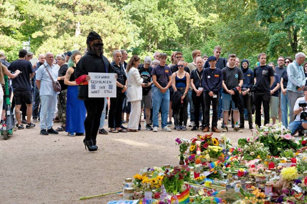 Berlin, 2. August 2026: Zur Mahnwache nach dem CSD-Terroranschlag vom Samstag, 25. Juli 2026, im Tiergarten sind am heutigen Sonntag mehrere Tausend Menschen gekommen. In der Nähe des Anschlagsorts versammelten sie sich, um der Opfer zu gedenken. Unter den Teilnehmenden waren auch Berlins Regierender Bürgermeister Kai Wegner (CDU) sowie Sozialsenatorin Cansel Kiziltepe (SPD).Steffen Krach(SPD) u.a