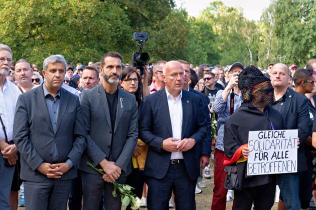 Berlin, 2. August 2026: Zur Mahnwache nach dem CSD-Terroranschlag vom Samstag, 25. Juli 2026, im Tiergarten sind am heutigen Sonntag mehrere Tausend Menschen gekommen. In der Nähe des Anschlagsorts versammelten sie sich, um der Opfer zu gedenken. Unter den Teilnehmenden waren auch Berlins Regierender Bürgermeister Kai Wegner (CDU) sowie Sozialsenatorin Cansel Kiziltepe (SPD).Steffen Krach(SPD) u.a