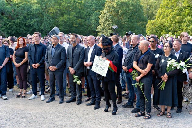 Berlin, 2. August 2026: Zur Mahnwache nach dem CSD-Terroranschlag vom Samstag, 25. Juli 2026, im Tiergarten sind am heutigen Sonntag mehrere Tausend Menschen gekommen. In der Nähe des Anschlagsorts versammelten sie sich, um der Opfer zu gedenken. Unter den Teilnehmenden waren auch Berlins Regierender Bürgermeister Kai Wegner (CDU) sowie Sozialsenatorin Cansel Kiziltepe (SPD).Steffen Krach(SPD) u.a