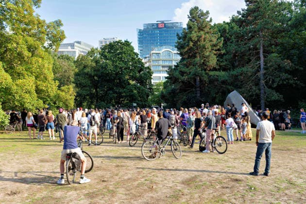 Berlin, 2. August 2026: Zur Mahnwache nach dem CSD-Terroranschlag vom Samstag, 25. Juli 2026, im Tiergarten sind am heutigen Sonntag mehrere Tausend Menschen gekommen. In der Nähe des Anschlagsorts versammelten sie sich, um der Opfer zu gedenken. Unter den Teilnehmenden waren auch Berlins Regierender Bürgermeister Kai Wegner (CDU) sowie Sozialsenatorin Cansel Kiziltepe (SPD).Steffen Krach(SPD) u.a