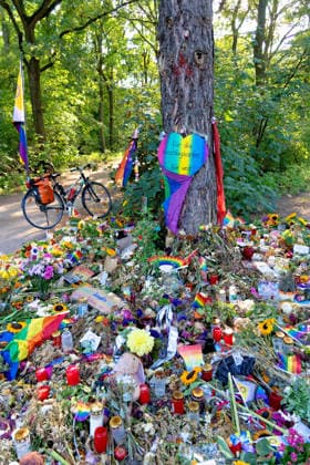 Berlin, 2. August 2026: Zur Mahnwache nach dem CSD-Terroranschlag vom Samstag, 25. Juli 2026, im Tiergarten sind am heutigen Sonntag mehrere Tausend Menschen gekommen. In der Nähe des Anschlagsorts versammelten sie sich, um der Opfer zu gedenken. Unter den Teilnehmenden waren auch Berlins Regierender Bürgermeister Kai Wegner (CDU) sowie Sozialsenatorin Cansel Kiziltepe (SPD).Steffen Krach(SPD) u.a