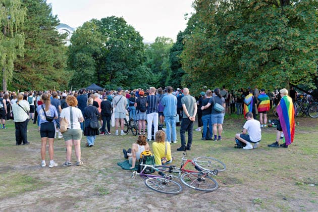 Berlin, 2. August 2026: Zur Mahnwache nach dem CSD-Terroranschlag vom Samstag, 25. Juli 2026, im Tiergarten sind am heutigen Sonntag mehrere Tausend Menschen gekommen. In der Nähe des Anschlagsorts versammelten sie sich, um der Opfer zu gedenken. Unter den Teilnehmenden waren auch Berlins Regierender Bürgermeister Kai Wegner (CDU) sowie Sozialsenatorin Cansel Kiziltepe (SPD).Steffen Krach(SPD) u.a