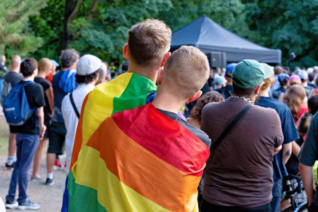 Berlin, 2. August 2026: Zur Mahnwache nach dem CSD-Terroranschlag vom Samstag, 25. Juli 2026, im Tiergarten sind am heutigen Sonntag mehrere Tausend Menschen gekommen. In der Nähe des Anschlagsorts versammelten sie sich, um der Opfer zu gedenken. Unter den Teilnehmenden waren auch Berlins Regierender Bürgermeister Kai Wegner (CDU) sowie Sozialsenatorin Cansel Kiziltepe (SPD).Steffen Krach(SPD) u.a