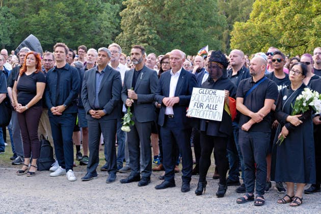Berlin, 2. August 2026: Zur Mahnwache nach dem CSD-Terroranschlag vom Samstag, 25. Juli 2026, im Tiergarten sind am heutigen Sonntag mehrere Tausend Menschen gekommen. In der Nähe des Anschlagsorts versammelten sie sich, um der Opfer zu gedenken. Unter den Teilnehmenden waren auch Berlins Regierender Bürgermeister Kai Wegner (CDU) sowie Sozialsenatorin Cansel Kiziltepe (SPD).Steffen Krach(SPD) u.a