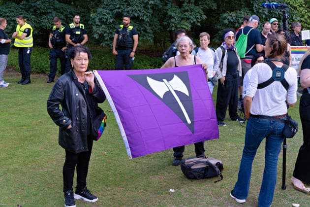 Berlin, 2. August 2026: Zur Mahnwache nach dem CSD-Terroranschlag vom Samstag, 25. Juli 2026, im Tiergarten sind am heutigen Sonntag mehrere Tausend Menschen gekommen. In der Nähe des Anschlagsorts versammelten sie sich, um der Opfer zu gedenken. Unter den Teilnehmenden waren auch Berlins Regierender Bürgermeister Kai Wegner (CDU) sowie Sozialsenatorin Cansel Kiziltepe (SPD).Steffen Krach(SPD) u.a