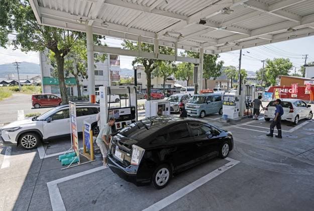 Aftermath of strong earthquake in Kumamoto Drivers fill up tanks at a gas station in Yatsushiro in Kumamoto Prefecture, southwestern Japan, on Aug. 1, 2026, after a powerful earthquake struck the region on July 28.  A14AA0005624930P