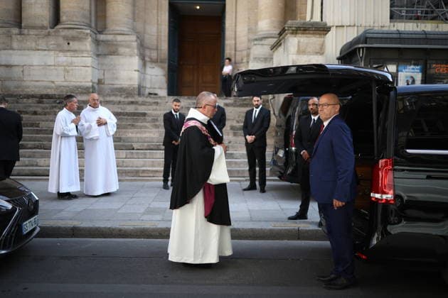 French Singer and pianist Marie-Paule Belle Funeral - Paris The Coffin during the funeral ceremony for French singer and pianist Marie-Paule Belle at Saint Roch church in Paris, France on August 3, 2026. She died from breast cancer at age 80 on July 25, 2026, in Neuilly-sur-Seine. She was best known for her 1976 hit song La Parisienne ». Photo by Raphael Lafargue ABACAPRESS.COM Paris Ile-de-France France  Copyright: xLafarguexRaphael ABACAx
