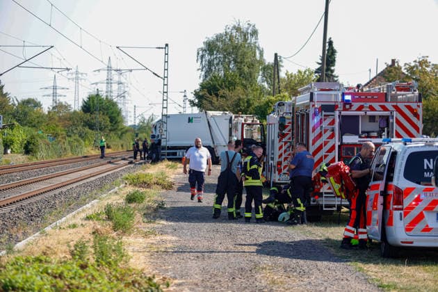 S-Bahn kollidiert mit Müllwagen Fahrer schwer verletzt Bahnverkehr eingestellt Am 03.08.2026 kollidiert im Flörsheimer Bahnweg gegen 09:10 Uhr eine S-Bahn der Linie 1 mit einem Müllwagen. Der Fahrer des Entsorgungsfahrzeugs wird schwer verletzt. Offenbar gerät der Müllwagen beim Wenden im engen Weg auf den Fahrweg der Bahn. Der Bahnverkehr auf der betroffenen Linie ist wegen der Rettungsarbeiten eingestellt, Feuerwehr, Rettungsdienst und Bundespolizei sind im Einsatz. Flörsheim Hessen Deutschland