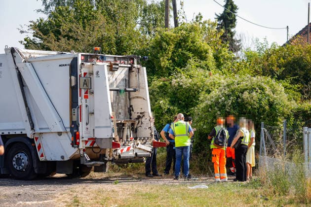 S-Bahn kollidiert mit Müllwagen Fahrer schwer verletzt Bahnverkehr eingestellt Am 03.08.2026 kollidiert im Flörsheimer Bahnweg gegen 09:10 Uhr eine S-Bahn der Linie 1 mit einem Müllwagen. Der Fahrer des Entsorgungsfahrzeugs wird schwer verletzt. Offenbar gerät der Müllwagen beim Wenden im engen Weg auf den Fahrweg der Bahn. Der Bahnverkehr auf der betroffenen Linie ist wegen der Rettungsarbeiten eingestellt, Feuerwehr, Rettungsdienst und Bundespolizei sind im Einsatz. Flörsheim Hessen Deutschland