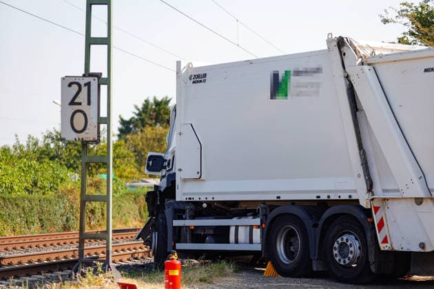 S-Bahn kollidiert mit Müllwagen Fahrer schwer verletzt Bahnverkehr eingestellt Am 03.08.2026 kollidiert im Flörsheimer Bahnweg gegen 09:10 Uhr eine S-Bahn der Linie 1 mit einem Müllwagen. Der Fahrer des Entsorgungsfahrzeugs wird schwer verletzt. Offenbar gerät der Müllwagen beim Wenden im engen Weg auf den Fahrweg der Bahn. Der Bahnverkehr auf der betroffenen Linie ist wegen der Rettungsarbeiten eingestellt, Feuerwehr, Rettungsdienst und Bundespolizei sind im Einsatz. Flörsheim Hessen Deutschland