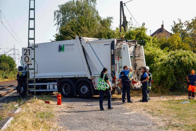 S-Bahn kollidiert mit Müllwagen Fahrer schwer verletzt Bahnverkehr eingestellt Am 03.08.2026 kollidiert im Flörsheimer Bahnweg gegen 09:10 Uhr eine S-Bahn der Linie 1 mit einem Müllwagen. Der Fahrer des Entsorgungsfahrzeugs wird schwer verletzt. Offenbar gerät der Müllwagen beim Wenden im engen Weg auf den Fahrweg der Bahn. Der Bahnverkehr auf der betroffenen Linie ist wegen der Rettungsarbeiten eingestellt, Feuerwehr, Rettungsdienst und Bundespolizei sind im Einsatz. Flörsheim Hessen Deutschland