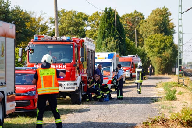 S-Bahn kollidiert mit Müllwagen Fahrer schwer verletzt Bahnverkehr eingestellt Am 03.08.2026 kollidiert im Flörsheimer Bahnweg gegen 09:10 Uhr eine S-Bahn der Linie 1 mit einem Müllwagen. Der Fahrer des Entsorgungsfahrzeugs wird schwer verletzt. Offenbar gerät der Müllwagen beim Wenden im engen Weg auf den Fahrweg der Bahn. Der Bahnverkehr auf der betroffenen Linie ist wegen der Rettungsarbeiten eingestellt, Feuerwehr, Rettungsdienst und Bundespolizei sind im Einsatz. Flörsheim Hessen Deutschland