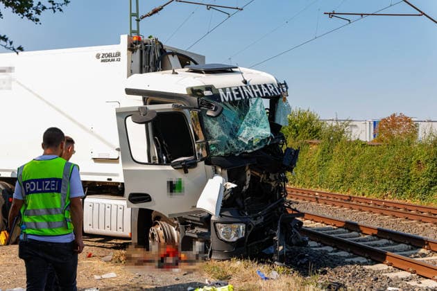 S-Bahn kollidiert mit Müllwagen Fahrer schwer verletzt Bahnverkehr eingestellt Am 03.08.2026 kollidiert im Flörsheimer Bahnweg gegen 09:10 Uhr eine S-Bahn der Linie 1 mit einem Müllwagen. Der Fahrer des Entsorgungsfahrzeugs wird schwer verletzt. Offenbar gerät der Müllwagen beim Wenden im engen Weg auf den Fahrweg der Bahn. Der Bahnverkehr auf der betroffenen Linie ist wegen der Rettungsarbeiten eingestellt, Feuerwehr, Rettungsdienst und Bundespolizei sind im Einsatz. Flörsheim Hessen Deutschland