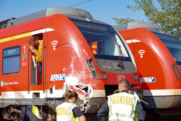 S-Bahn kollidiert mit Müllwagen Fahrer schwer verletzt Bahnverkehr eingestellt Am 03.08.2026 kollidiert im Flörsheimer Bahnweg gegen 09:10 Uhr eine S-Bahn der Linie 1 mit einem Müllwagen. Der Fahrer des Entsorgungsfahrzeugs wird schwer verletzt. Offenbar gerät der Müllwagen beim Wenden im engen Weg auf den Fahrweg der Bahn. Der Bahnverkehr auf der betroffenen Linie ist wegen der Rettungsarbeiten eingestellt, Feuerwehr, Rettungsdienst und Bundespolizei sind im Einsatz. Flörsheim Hessen Deutschland