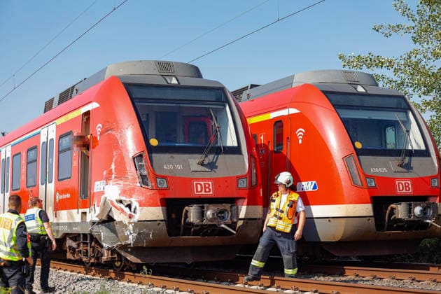 S-Bahn kollidiert mit Müllwagen Fahrer schwer verletzt Bahnverkehr eingestellt Am 03.08.2026 kollidiert im Flörsheimer Bahnweg gegen 09:10 Uhr eine S-Bahn der Linie 1 mit einem Müllwagen. Der Fahrer des Entsorgungsfahrzeugs wird schwer verletzt. Offenbar gerät der Müllwagen beim Wenden im engen Weg auf den Fahrweg der Bahn. Der Bahnverkehr auf der betroffenen Linie ist wegen der Rettungsarbeiten eingestellt, Feuerwehr, Rettungsdienst und Bundespolizei sind im Einsatz. Flörsheim Hessen Deutschland