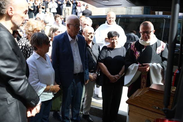 French Singer and Pianist Marie-Paule Belle Funeral - Paris The Coffin and Relatives during the funeral ceremony for French singer and pianist Marie-Paule Belle at Saint Roch church in Paris, France on August 3, 2026. She died from breast cancer at age 80 on July 25, 2026, in Neuilly-sur-Seine. She was best known for her 1976 hit song La Parisienne ». Photo by Raphael Lafargue ABACAPRESS.COM Paris Ile-de-France France  Copyright: xLafarguexRaphael ABACAx
