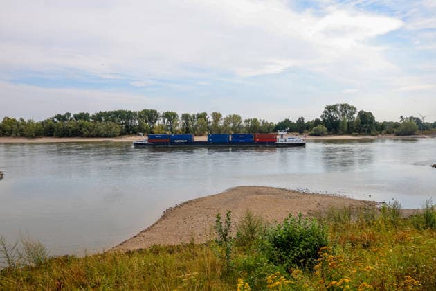 Niedriger Rheinpegel am Pegel Rees Für den 03.08.2026 wurde durch die Wasserstraßen- und Schifffahrtsverwaltung des Bundes ein Pegelstand von 32 cm veröffentlicht. Für die Binnenschifffahrt stellt der niedrige Pegel ein Problem dar. Sinkt er zu weit ab, dürfen Schiffe nicht mehr voll Rees, Nordrhein-Westfalen, DEU, Deutschland, 03.08.2026