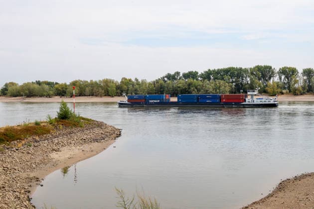 Niedriger Rheinpegel am Pegel Rees Für den 03.08.2026 wurde durch die Wasserstraßen- und Schifffahrtsverwaltung des Bundes ein Pegelstand von 32 cm veröffentlicht. Für die Binnenschifffahrt stellt der niedrige Pegel ein Problem dar. Sinkt er zu weit ab, dürfen Schiffe nicht mehr voll Rees, Nordrhein-Westfalen, DEU, Deutschland, 03.08.2026