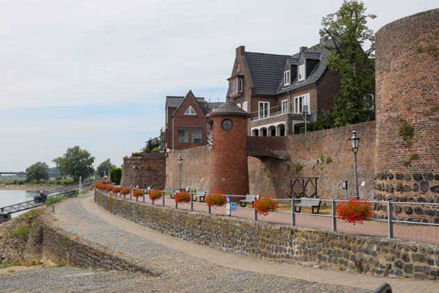 Niedriger Rheinpegel am Pegel Rees Für den 03.08.2026 wurde durch die Wasserstraßen- und Schifffahrtsverwaltung des Bundes ein Pegelstand von 32 cm veröffentlicht. Für die Binnenschifffahrt stellt der niedrige Pegel ein Problem dar. Sinkt er zu weit ab, dürfen Schiffe nicht mehr voll Rees, Nordrhein-Westfalen, DEU, Deutschland, 03.08.2026