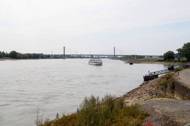 Niedriger Rheinpegel am Pegel Rees Für den 03.08.2026 wurde durch die Wasserstraßen- und Schifffahrtsverwaltung des Bundes ein Pegelstand von 32 cm veröffentlicht. Für die Binnenschifffahrt stellt der niedrige Pegel ein Problem dar. Sinkt er zu weit ab, dürfen Schiffe nicht mehr voll Rees, Nordrhein-Westfalen, DEU, Deutschland, 03.08.2026