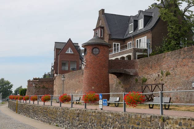Niedriger Rheinpegel am Pegel Rees Für den 03.08.2026 wurde durch die Wasserstraßen- und Schifffahrtsverwaltung des Bundes ein Pegelstand von 32 cm veröffentlicht. Für die Binnenschifffahrt stellt der niedrige Pegel ein Problem dar. Sinkt er zu weit ab, dürfen Schiffe nicht mehr voll Rees, Nordrhein-Westfalen, DEU, Deutschland, 03.08.2026