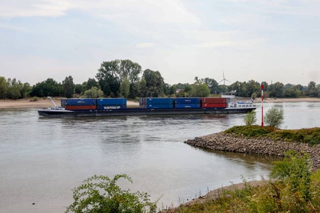 Niedriger Rheinpegel am Pegel Rees Für den 03.08.2026 wurde durch die Wasserstraßen- und Schifffahrtsverwaltung des Bundes ein Pegelstand von 32 cm veröffentlicht. Für die Binnenschifffahrt stellt der niedrige Pegel ein Problem dar. Sinkt er zu weit ab, dürfen Schiffe nicht mehr voll Rees, Nordrhein-Westfalen, DEU, Deutschland, 03.08.2026
