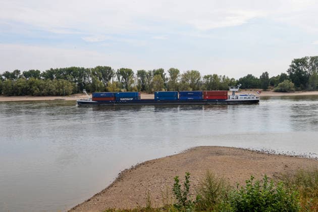 Niedriger Rheinpegel am Pegel Rees Für den 03.08.2026 wurde durch die Wasserstraßen- und Schifffahrtsverwaltung des Bundes ein Pegelstand von 32 cm veröffentlicht. Für die Binnenschifffahrt stellt der niedrige Pegel ein Problem dar. Sinkt er zu weit ab, dürfen Schiffe nicht mehr voll Rees, Nordrhein-Westfalen, DEU, Deutschland, 03.08.2026