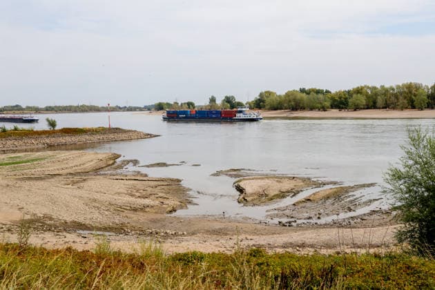 Niedriger Rheinpegel am Pegel Rees Für den 03.08.2026 wurde durch die Wasserstraßen- und Schifffahrtsverwaltung des Bundes ein Pegelstand von 32 cm veröffentlicht. Für die Binnenschifffahrt stellt der niedrige Pegel ein Problem dar. Sinkt er zu weit ab, dürfen Schiffe nicht mehr voll Rees, Nordrhein-Westfalen, DEU, Deutschland, 03.08.2026