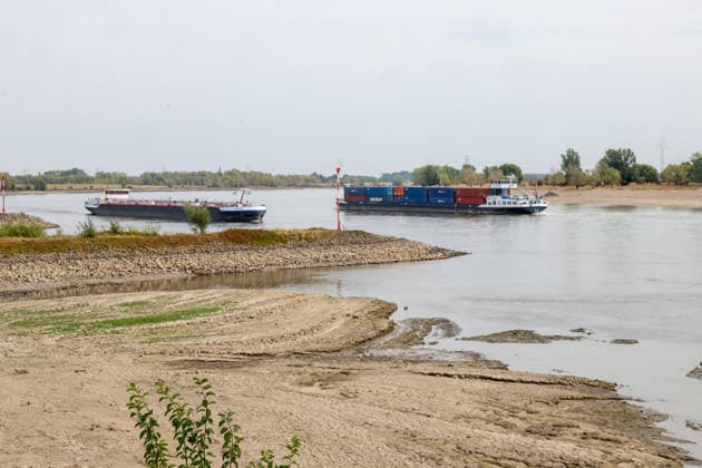 Niedriger Rheinpegel am Pegel Rees Für den 03.08.2026 wurde durch die Wasserstraßen- und Schifffahrtsverwaltung des Bundes ein Pegelstand von 32 cm veröffentlicht. Für die Binnenschifffahrt stellt der niedrige Pegel ein Problem dar. Sinkt er zu weit ab, dürfen Schiffe nicht mehr voll Rees, Nordrhein-Westfalen, DEU, Deutschland, 03.08.2026