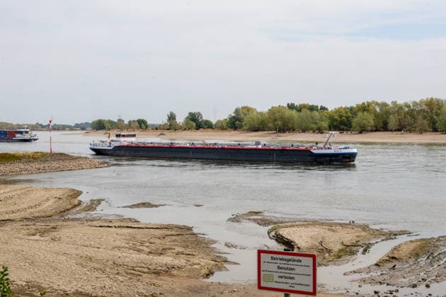 Niedriger Rheinpegel am Pegel Rees Für den 03.08.2026 wurde durch die Wasserstraßen- und Schifffahrtsverwaltung des Bundes ein Pegelstand von 32 cm veröffentlicht. Für die Binnenschifffahrt stellt der niedrige Pegel ein Problem dar. Sinkt er zu weit ab, dürfen Schiffe nicht mehr voll Rees, Nordrhein-Westfalen, DEU, Deutschland, 03.08.2026