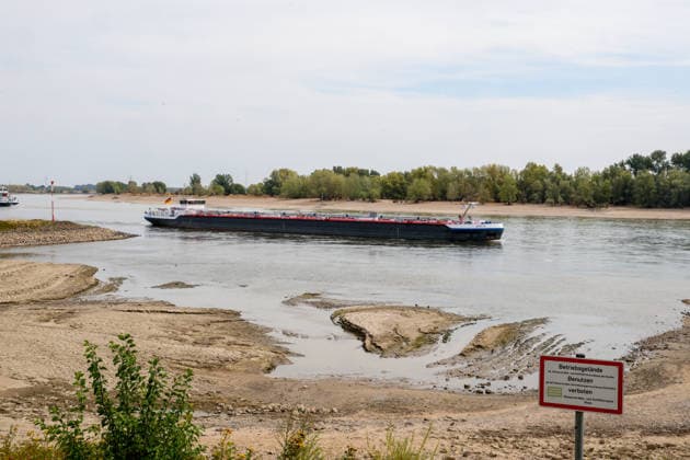 Niedriger Rheinpegel am Pegel Rees Für den 03.08.2026 wurde durch die Wasserstraßen- und Schifffahrtsverwaltung des Bundes ein Pegelstand von 32 cm veröffentlicht. Für die Binnenschifffahrt stellt der niedrige Pegel ein Problem dar. Sinkt er zu weit ab, dürfen Schiffe nicht mehr voll Rees, Nordrhein-Westfalen, DEU, Deutschland, 03.08.2026