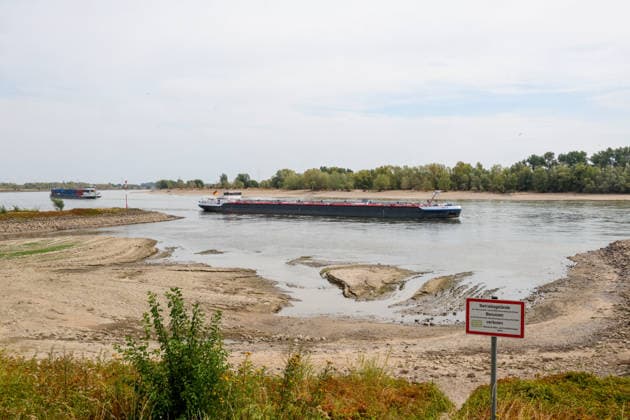 Niedriger Rheinpegel am Pegel Rees Für den 03.08.2026 wurde durch die Wasserstraßen- und Schifffahrtsverwaltung des Bundes ein Pegelstand von 32 cm veröffentlicht. Für die Binnenschifffahrt stellt der niedrige Pegel ein Problem dar. Sinkt er zu weit ab, dürfen Schiffe nicht mehr voll Rees, Nordrhein-Westfalen, DEU, Deutschland, 03.08.2026