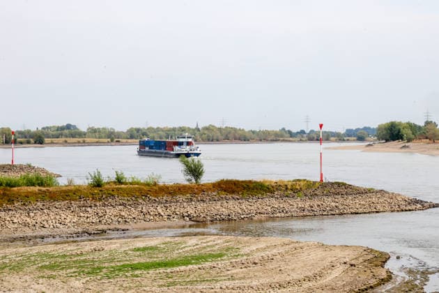 Niedriger Rheinpegel am Pegel Rees Für den 03.08.2026 wurde durch die Wasserstraßen- und Schifffahrtsverwaltung des Bundes ein Pegelstand von 32 cm veröffentlicht. Für die Binnenschifffahrt stellt der niedrige Pegel ein Problem dar. Sinkt er zu weit ab, dürfen Schiffe nicht mehr voll Rees, Nordrhein-Westfalen, DEU, Deutschland, 03.08.2026