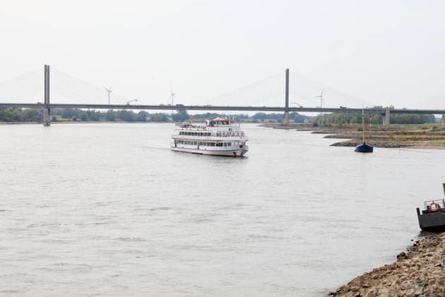 Niedriger Rheinpegel am Pegel Rees Für den 03.08.2026 wurde durch die Wasserstraßen- und Schifffahrtsverwaltung des Bundes ein Pegelstand von 32 cm veröffentlicht. Für die Binnenschifffahrt stellt der niedrige Pegel ein Problem dar. Sinkt er zu weit ab, dürfen Schiffe nicht mehr voll Rees, Nordrhein-Westfalen, DEU, Deutschland, 03.08.2026
