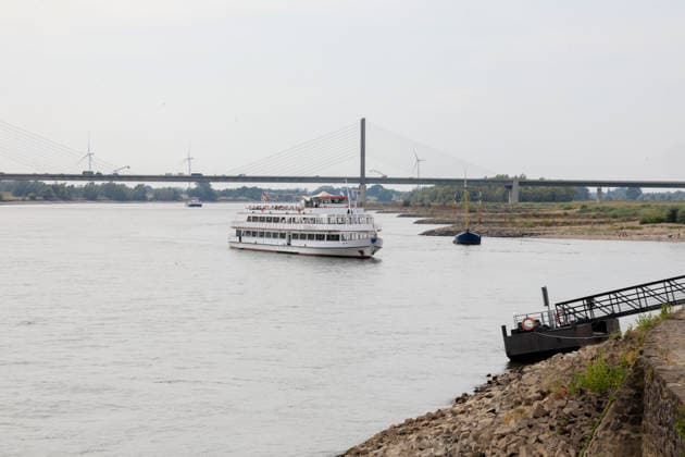 Niedriger Rheinpegel am Pegel Rees Für den 03.08.2026 wurde durch die Wasserstraßen- und Schifffahrtsverwaltung des Bundes ein Pegelstand von 32 cm veröffentlicht. Für die Binnenschifffahrt stellt der niedrige Pegel ein Problem dar. Sinkt er zu weit ab, dürfen Schiffe nicht mehr voll Rees, Nordrhein-Westfalen, DEU, Deutschland, 03.08.2026
