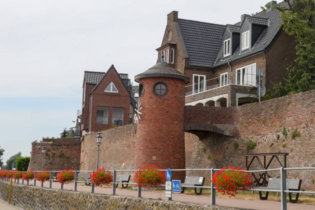 Niedriger Rheinpegel am Pegel Rees Für den 03.08.2026 wurde durch die Wasserstraßen- und Schifffahrtsverwaltung des Bundes ein Pegelstand von 32 cm veröffentlicht. Für die Binnenschifffahrt stellt der niedrige Pegel ein Problem dar. Sinkt er zu weit ab, dürfen Schiffe nicht mehr voll Rees, Nordrhein-Westfalen, DEU, Deutschland, 03.08.2026