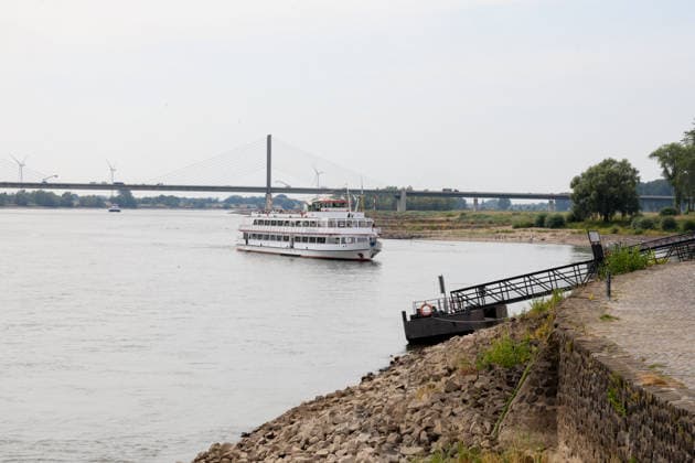Niedriger Rheinpegel am Pegel Rees Für den 03.08.2026 wurde durch die Wasserstraßen- und Schifffahrtsverwaltung des Bundes ein Pegelstand von 32 cm veröffentlicht. Für die Binnenschifffahrt stellt der niedrige Pegel ein Problem dar. Sinkt er zu weit ab, dürfen Schiffe nicht mehr voll Rees, Nordrhein-Westfalen, DEU, Deutschland, 03.08.2026