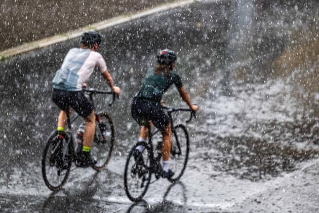 Starkregen in Göttingen 03.08.2026, Göttingen --- Zwei Radfahrer fahren während eines Starkregens durch Göttingen. Göttingen Niedersachsen Deutschland
