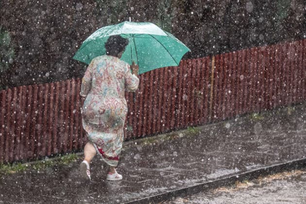 Starkregen in Göttingen 03.08.2026, Göttingen --- Eine Fußgängerin schützt sich mit einem Regenschirm vor dem Starkregen in Göttingen. Göttingen Niedersachsen Deutschland