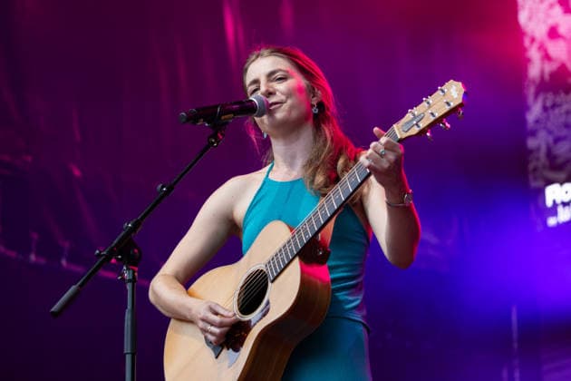 03.08.2026, Locarno, laRotonda, Rotonda by la Mobiliare 2026 Locarno: Anya Louise, Anya Louise (lead vocals, guitars and ukulele) Locarno laRotonda Ticino Switzerland Copyright: xJustPictures.ch FrancescoxMinghettix