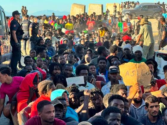 An NGO in Ceuta has distributed more than 12,000 meals to migrants since the mass influx; the Red Cross and the organization Sur Sur are distributing basic food supplies, as of August 3, 2026, in Ceuta, Spain. The Ceuta-based NGO Luna Blanca has distributed more than 12,000 meals in recent days to migrants who entered the city during the mass influx from Morocco. On Sunday alone, the organization’s staff and volunteers distributed food to more than 4,500 people, according to information provided by the NGO to Europa Press on Monday, August 3, 2026. MIGRANTS NGO VOLUNTEERS LUNA BLANCA FOOD PALLETS DONATIONS Ivá Ceuta Ceuta, Spain Copyright: xIvanxZambranox xEuropaxPressx 7700795